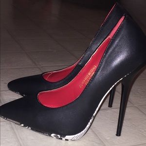 Black Pump with Newsprint Platform ❤️